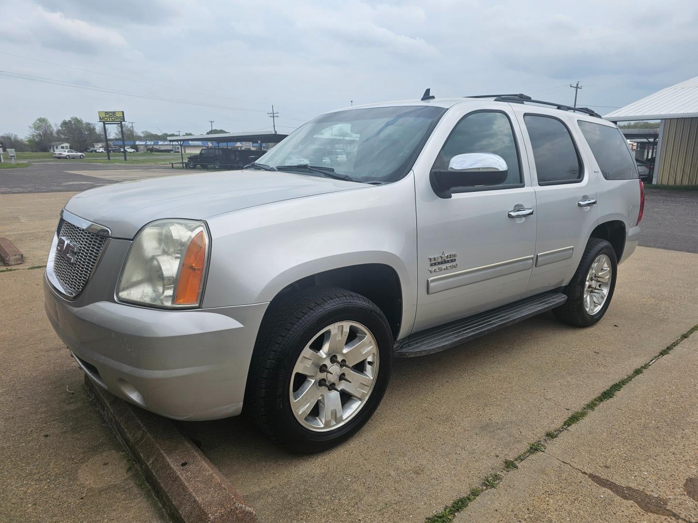 2011 SILVER GMC YUKON SLT1 2WD (1GKS1CE00BR) with an 5.3L V8 OHV 16V FFV engine, 6-SPEED AUTOMATIC transmission, located at 533 S Seven Points BLVD, Seven Points, TX, 75143, (430) 255-4030, 32.313999, -96.209351 - Photo#0